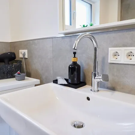 Homeme 1 I Zentral I Netflix I Kueche I Parkplatz I Kliniknah Lägenhet *